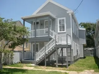 a view of a house with yard and windows
