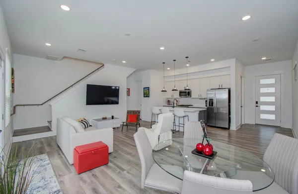 $2,400 | 970 Highland Sound Lane, Houston, TX 77091