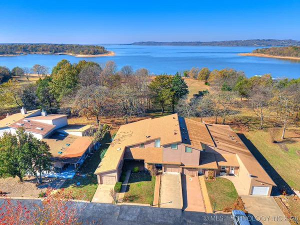 $425,000 | 291 North Spinnaker Run, Unit 117, Stigler, OK 74462