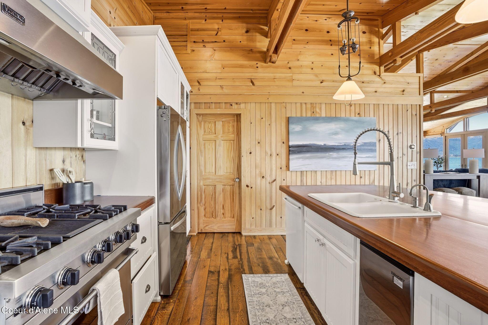 5015 Bottle Bay Road Sagle, ID 83860 - Photo 28 of 116 24_Inside-Media-Bottle Bay-22