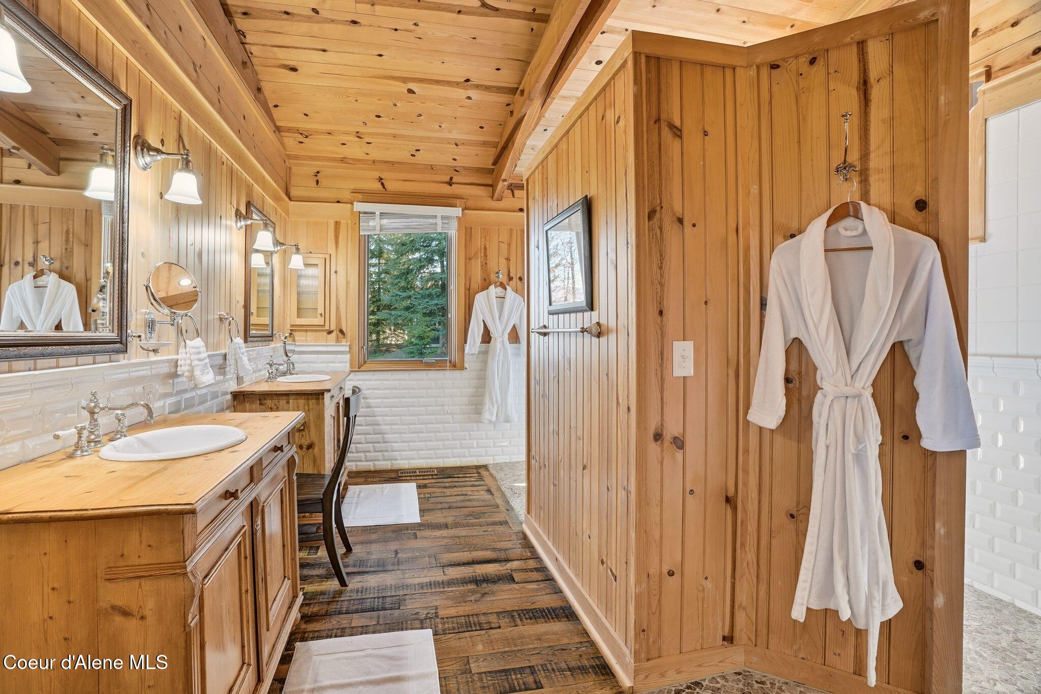 5015 Bottle Bay Road Sagle, ID 83860 - Photo 37 of 116 33_Inside-Media-Bottle Bay-31