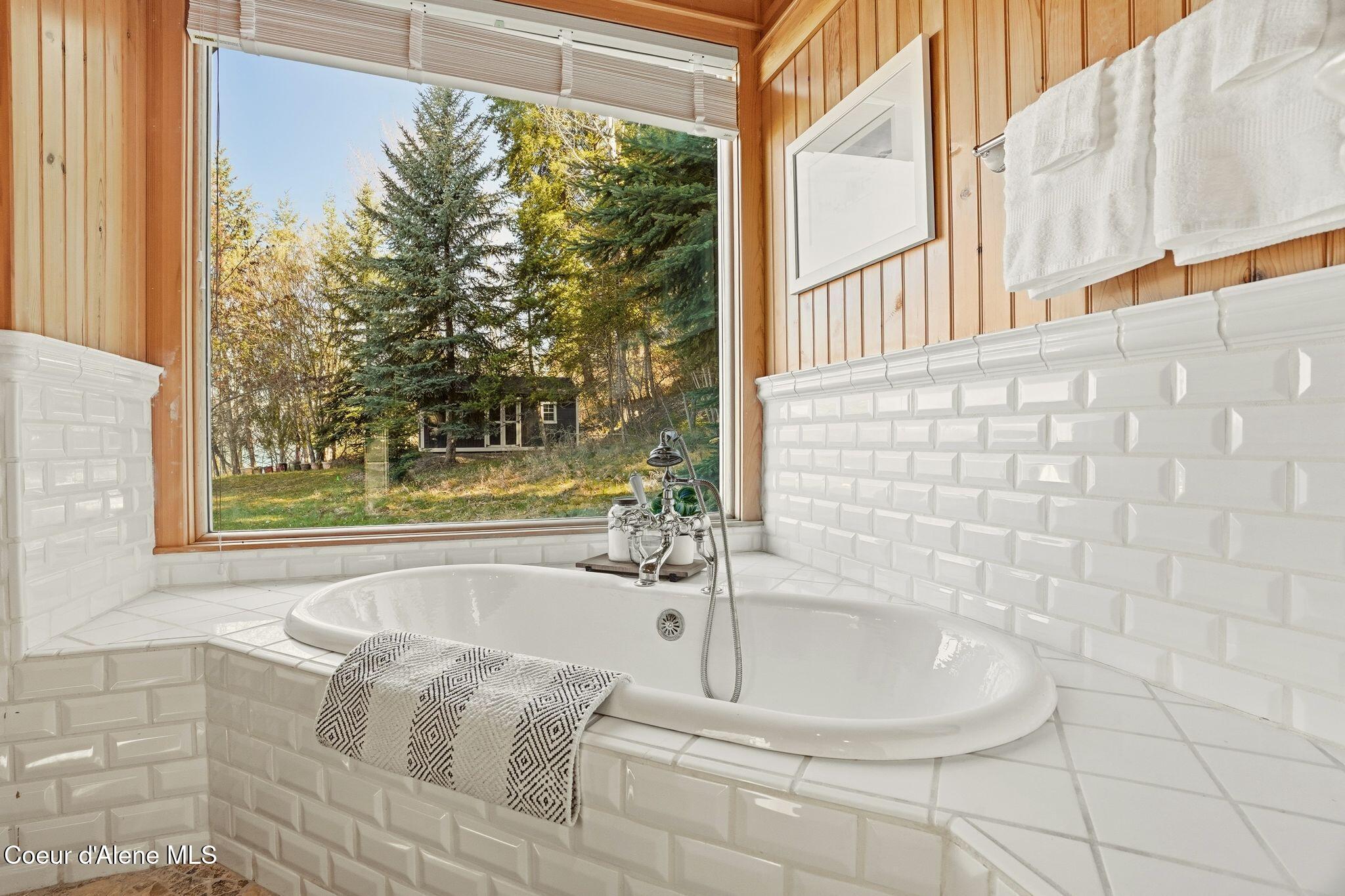 5015 Bottle Bay Road Sagle, ID 83860 - Photo 38 of 116 34_Inside-Media-Bottle Bay-32