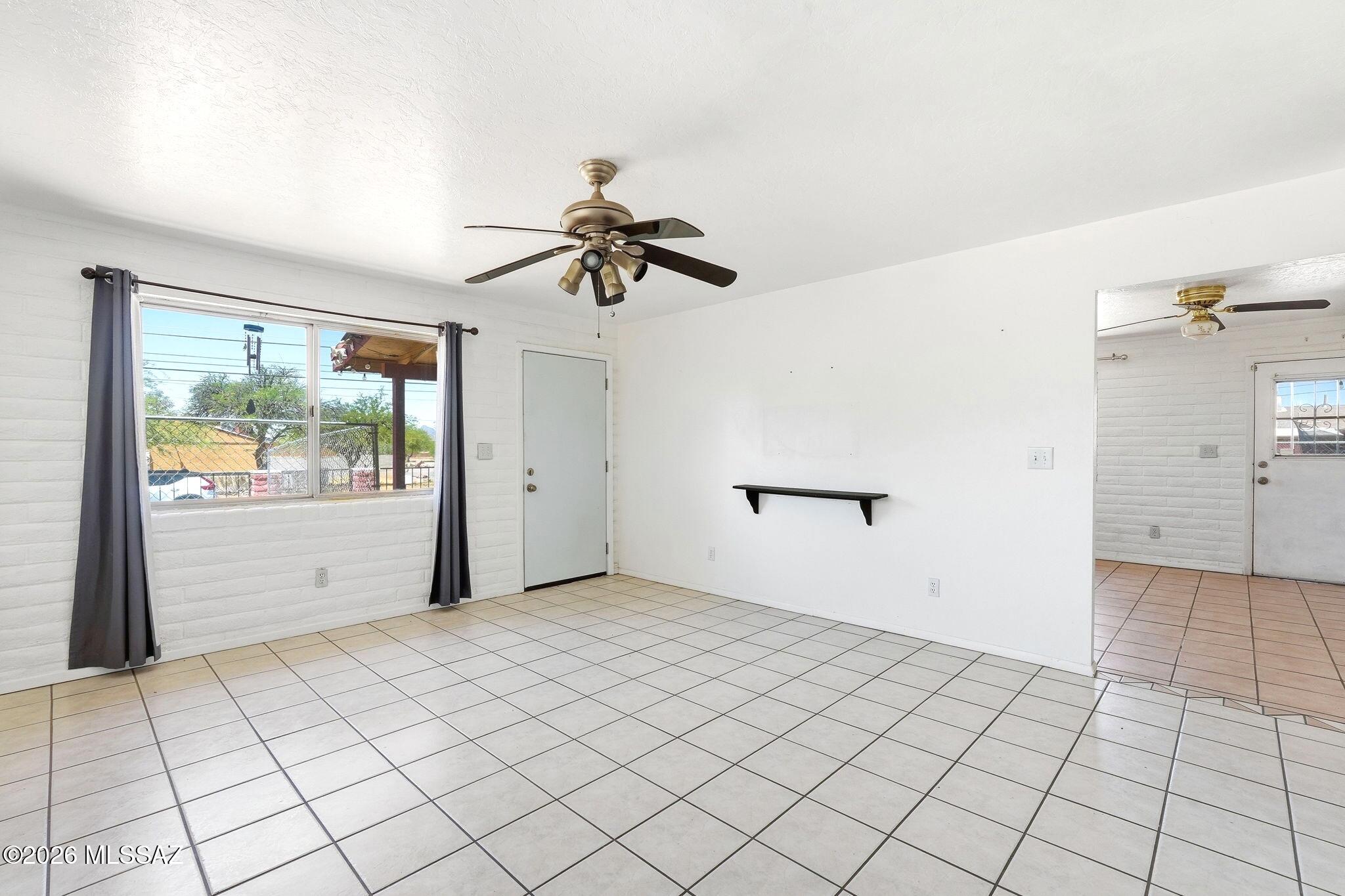 5125 South Missiondale Road Tucson, AZ 85706 - Photo 7 of 32 a view of an empty room
