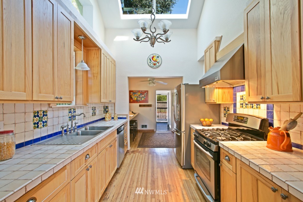 928 North 80th Street Seattle, WA 98103 - Photo 4 of 13 Gallery Image 4