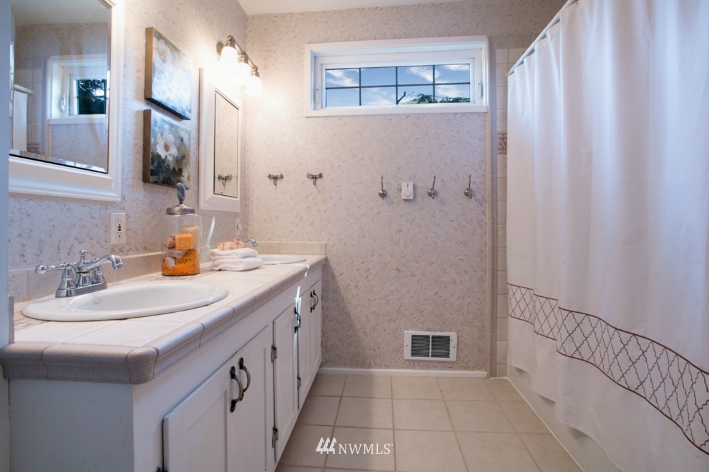 928 North 80th Street Seattle, WA 98103 - Photo 7 of 13 Gallery Image 7