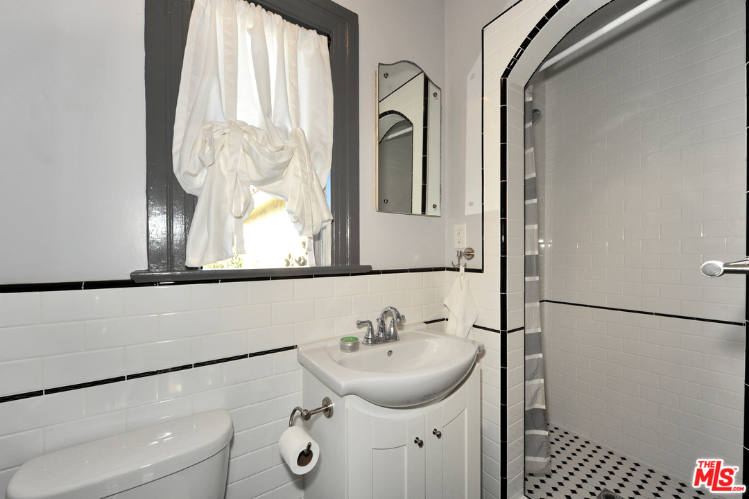 1627 Virginia Road Los Angeles, CA 90019 - Photo 32 of 37 Gallery Image 32