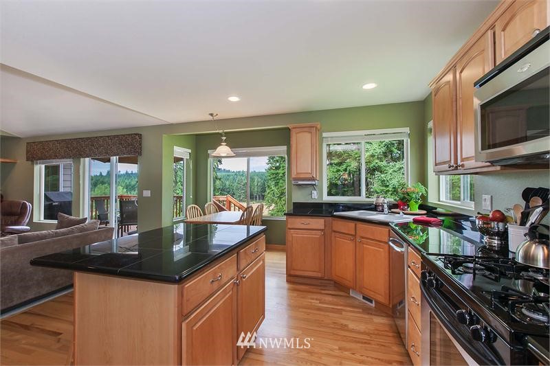 601 East Soderberg Road Allyn, WA 98524 - Photo 4 of 15