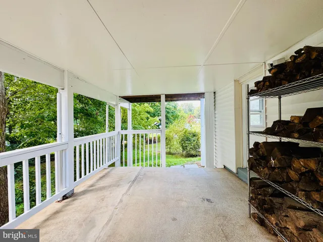 a view of yard with green space