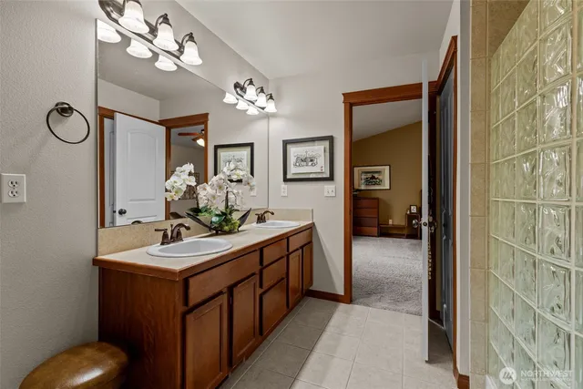 a en suite spacious bathroom with a double vanity sink and a mirror