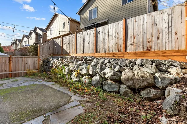 a view of a backyard