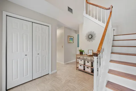 a view of entryway with livingroom