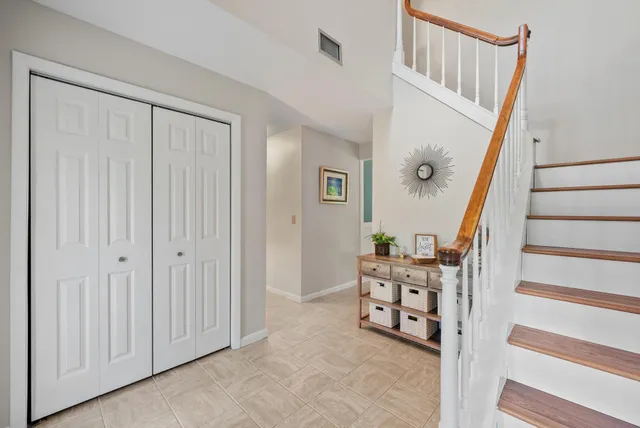 a view of entryway with livingroom