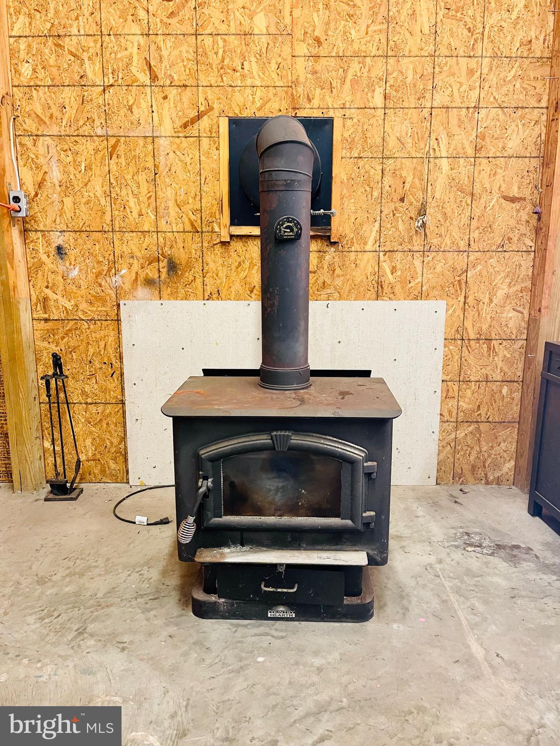 5707 Galestown - Reliance Road Rhodesdale, MD 21659 - Photo 25 of 33 a fireplace with a clock on it