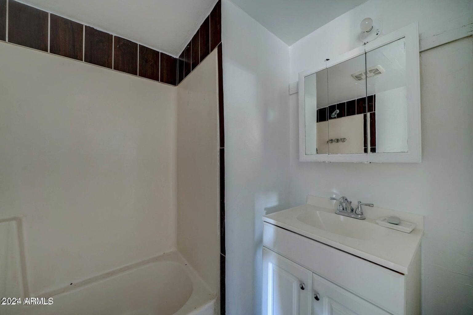 753 West Riverside Street Phoenix, AZ 85041 - Photo 13 of 14 BACK HOUSE BATH