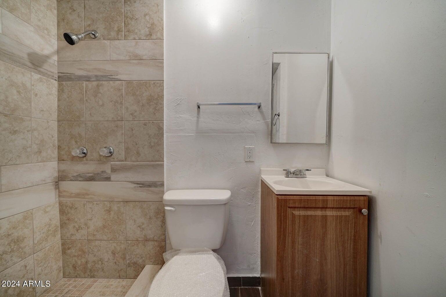 753 West Riverside Street Phoenix, AZ 85041 - Photo 5 of 14 FRONT HOUSE BATH 1