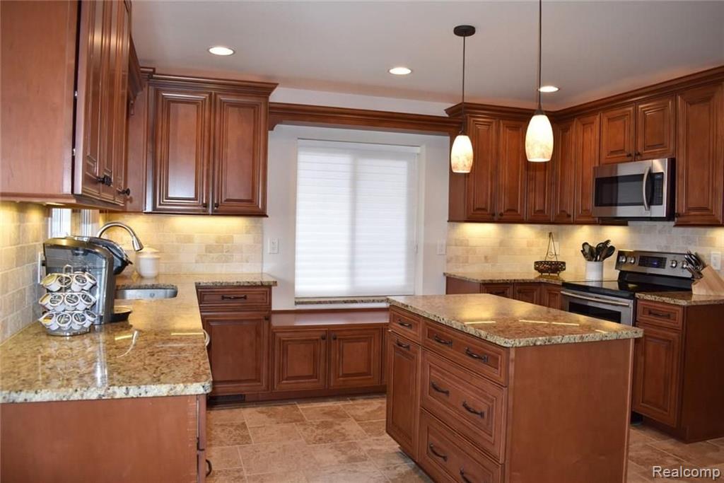 31035 Carriage Hill Road Farmington Hills, MI 48331 - Photo 5 of 32