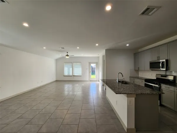 $2,200 | 4934 Natchez Trace, Arcola, TX 77545