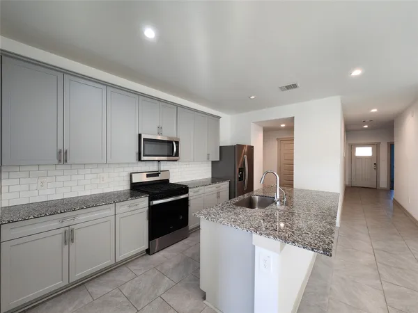 $2,200 | 4934 Natchez Trace, Arcola, TX 77545