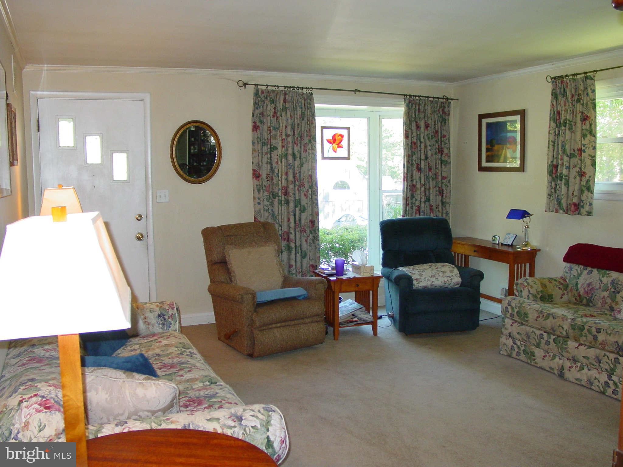 6102 Rusk Avenue Baltimore, MD 21209 - Photo 2 of 21 Living Room