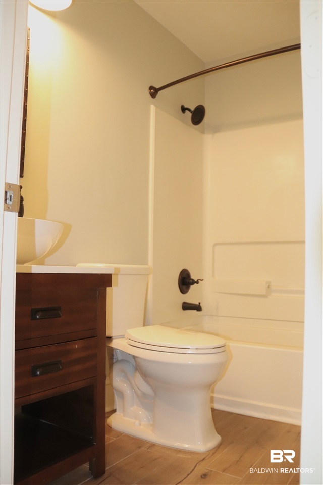 1517 Regency Road, Unit 122 Gulf Shores, AL 36542 - Photo 24 of 37 Upstairs Hall Bath