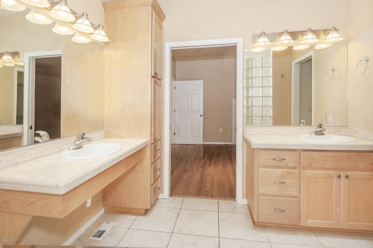 55 Gull Station Depoe Bay, OR 97341 - Photo 21 of 44 Master Bath