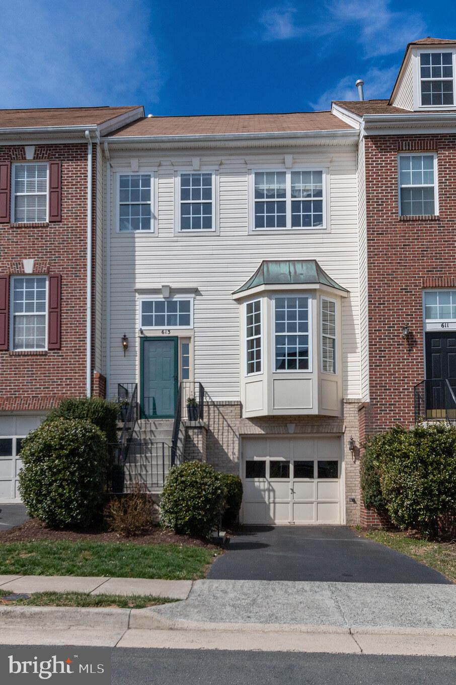 613 Springhouse Square Southeast Leesburg, VA 20175 - Photo 1 of 36 Garage townhome with bay window elevation