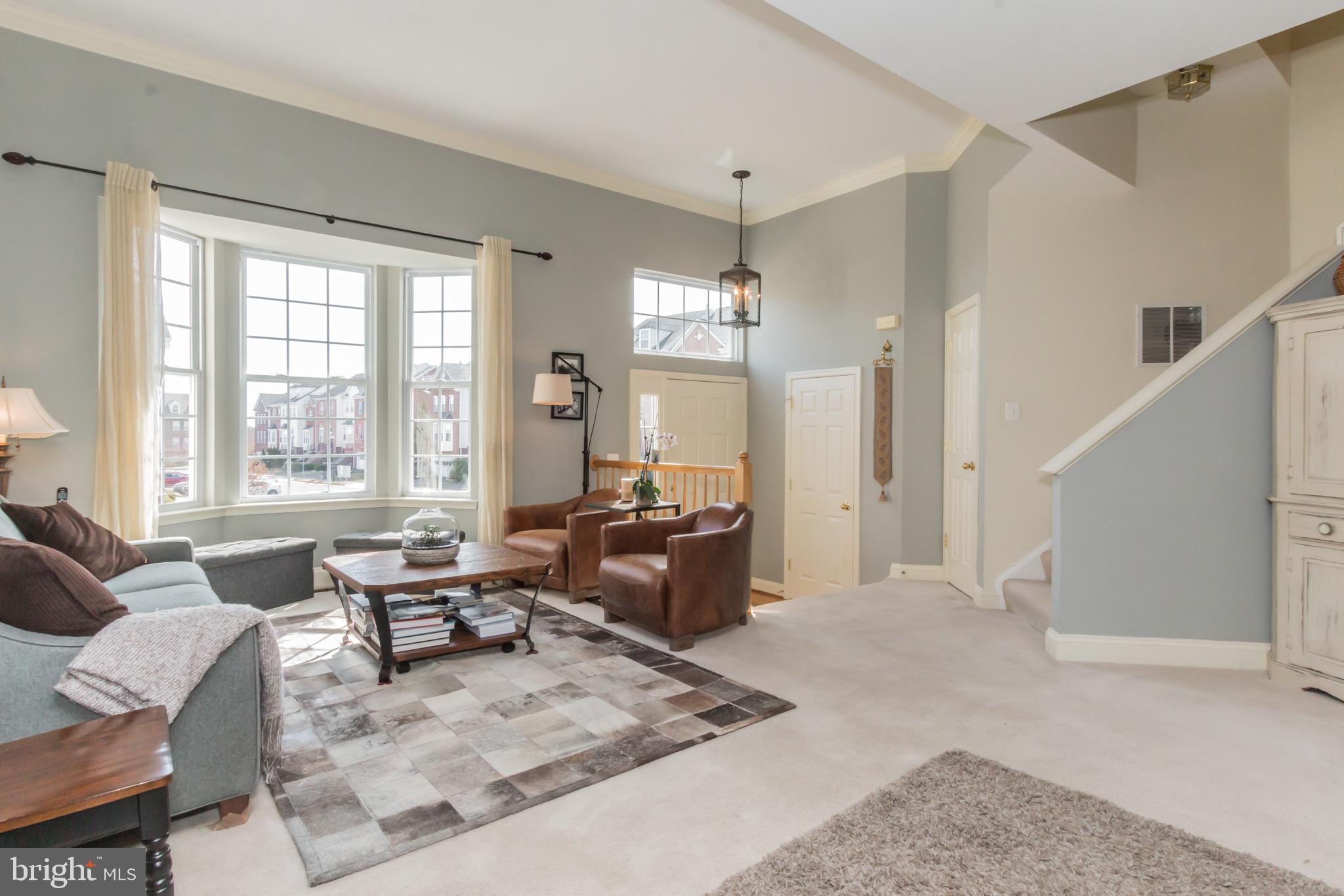613 Springhouse Square Southeast Leesburg, VA 20175 - Photo 3 of 36 Light filled living room