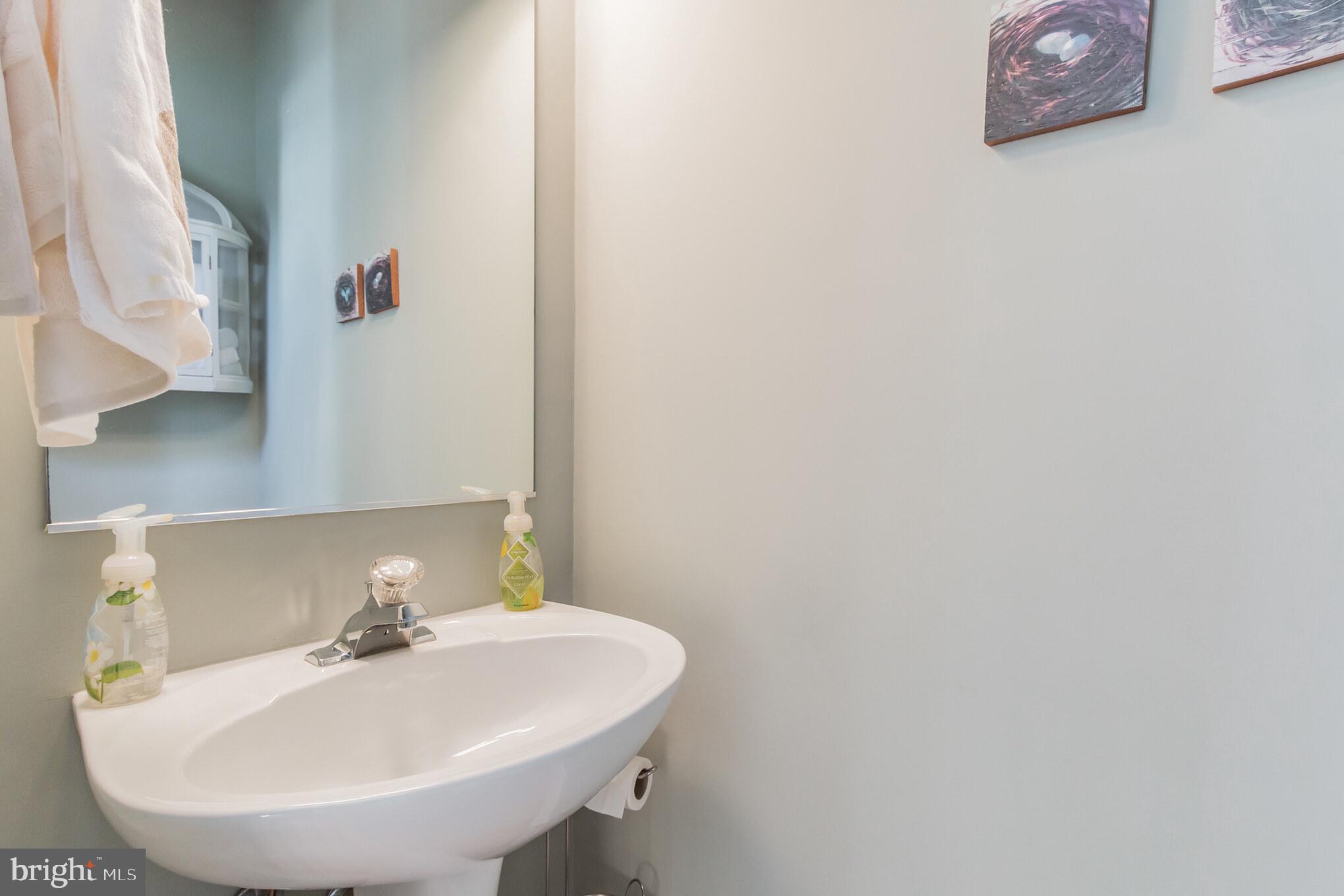 613 Springhouse Square Southeast Leesburg, VA 20175 - Photo 6 of 36 Main level powder room
