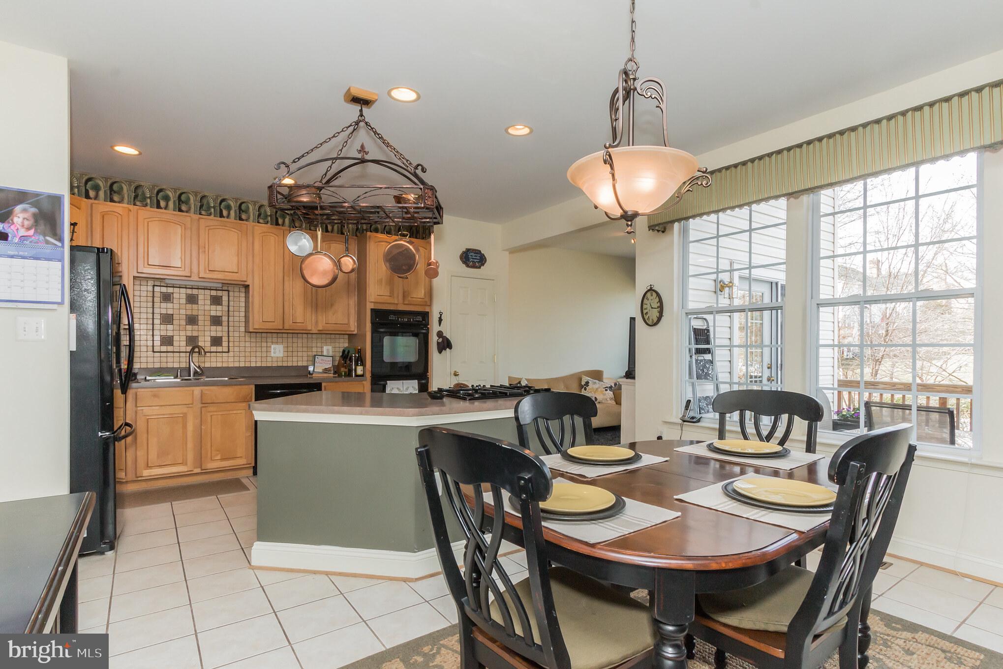 613 Springhouse Square Southeast Leesburg, VA 20175 - Photo 7 of 36 Large sunny kitchen