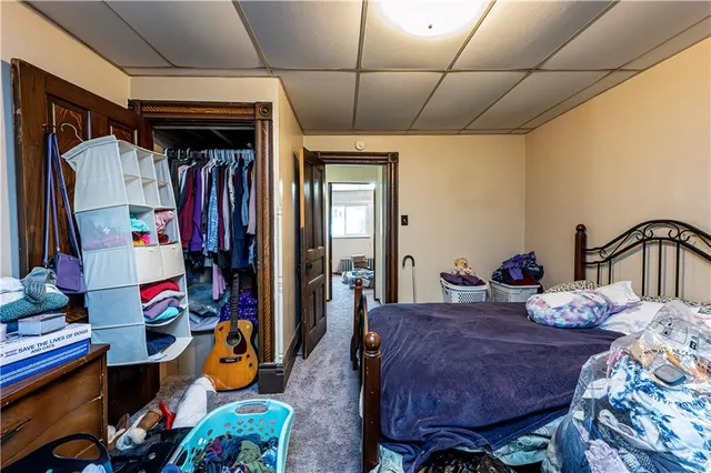 a bed room with a bed and a closet