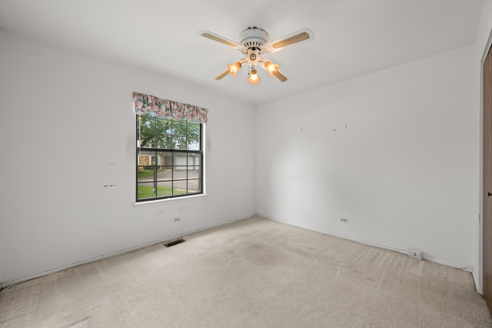 1542 Springview Court, Unit B1 Wheeling, IL 60090 - Photo 12 of 14 an empty room with a window