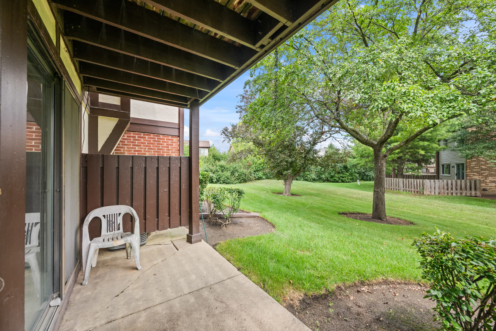 1542 Springview Court, Unit B1 Wheeling, IL 60090 - Photo 2 of 14 a house view with a garden space