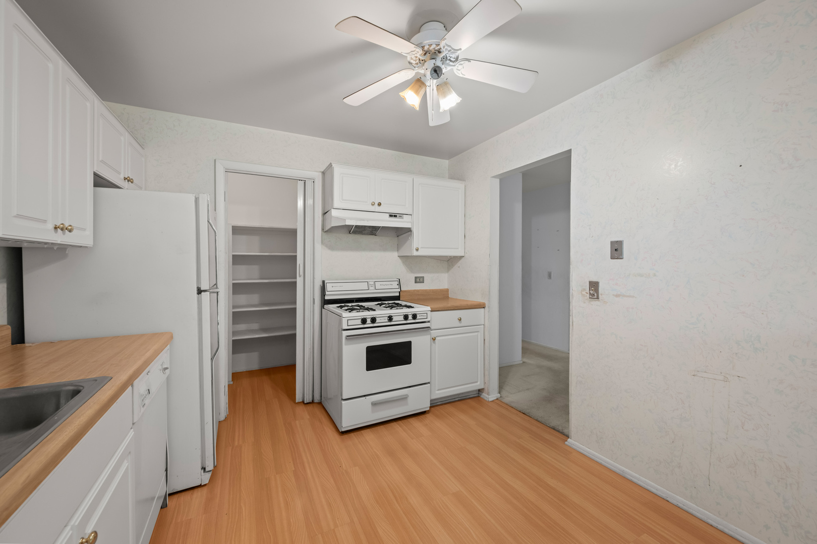 1542 Springview Court, Unit B1 Wheeling, IL 60090 - Photo 4 of 14 a kitchen with wooden floors and appliances