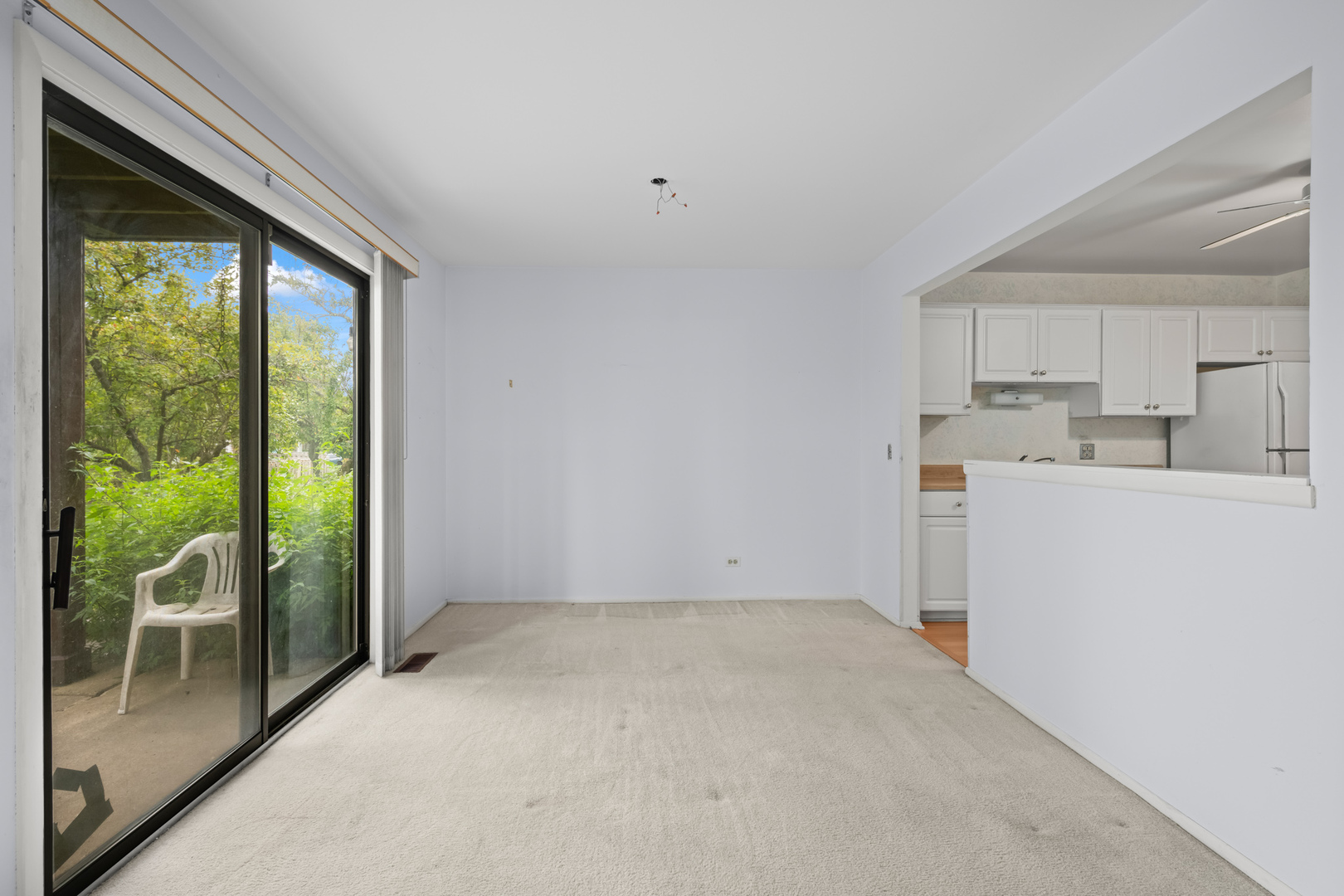 1542 Springview Court, Unit B1 Wheeling, IL 60090 - Photo 8 of 14 a room with a large window