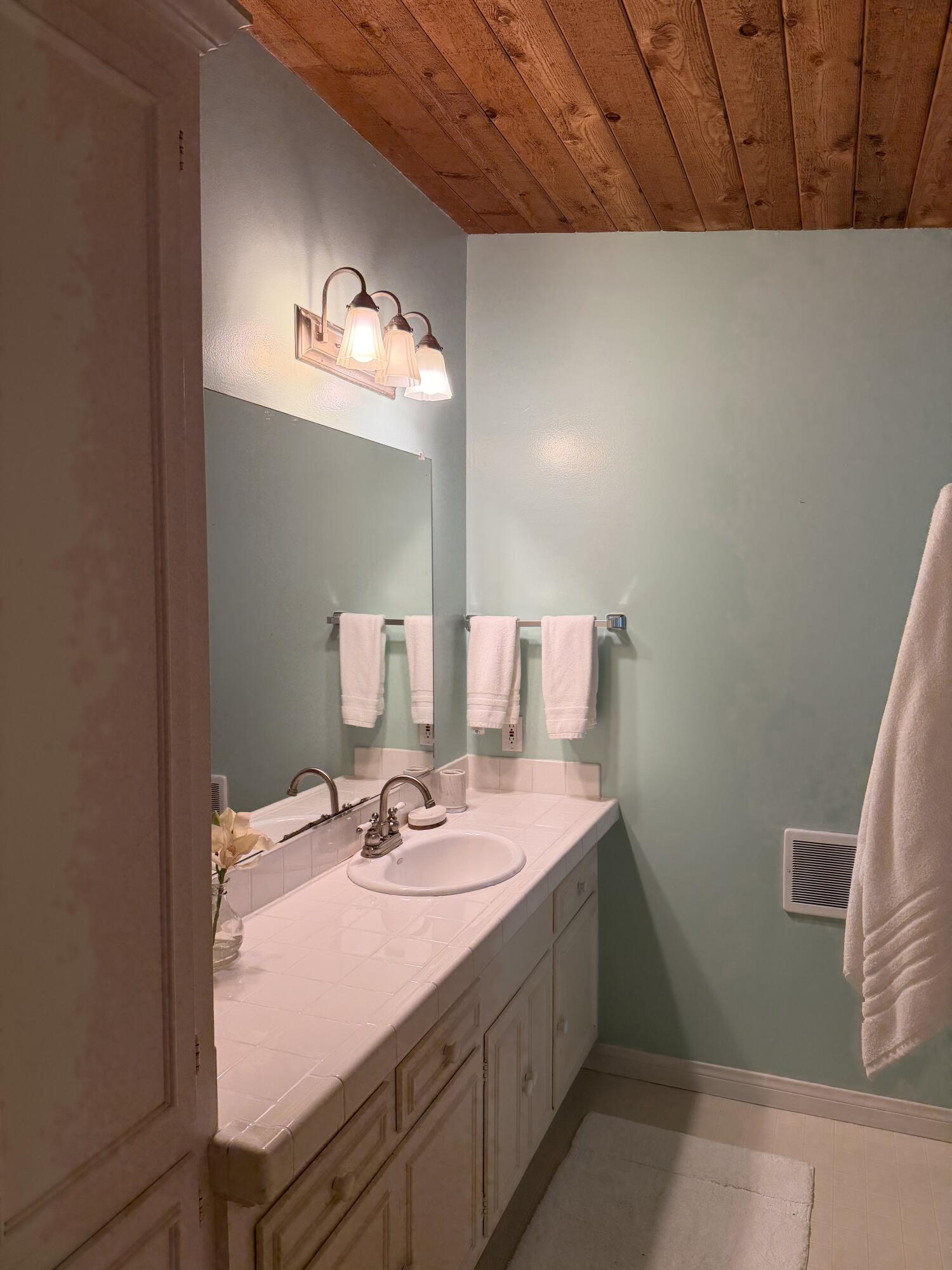 460 San Ysidro Road, Unit F Santa Barbara, CA 93108 - Photo 5 of 6 Bath