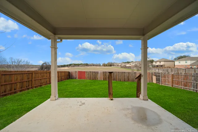 a view of a back yard