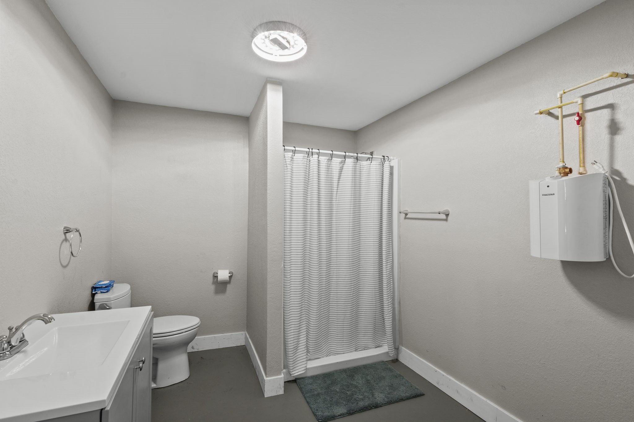 7009 Avenue R Santa Fe, TX 77510 - Photo 41 of 48 Full bathroom in office area.