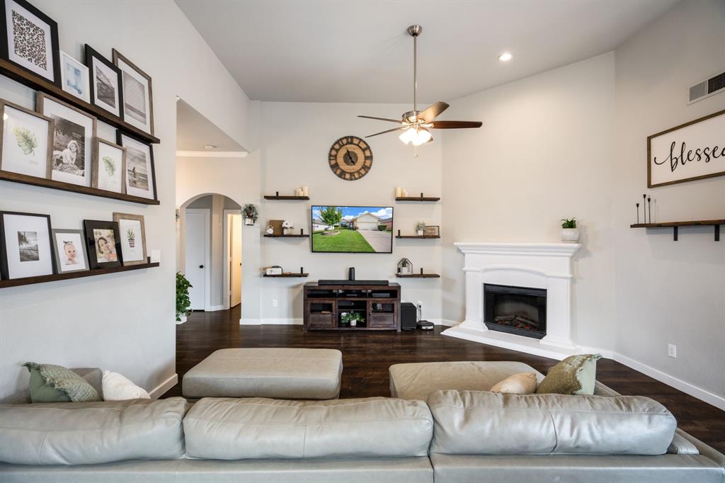 817 Rio Bravo Drive Fort Worth, TX 76052 - Photo 6 of 27
