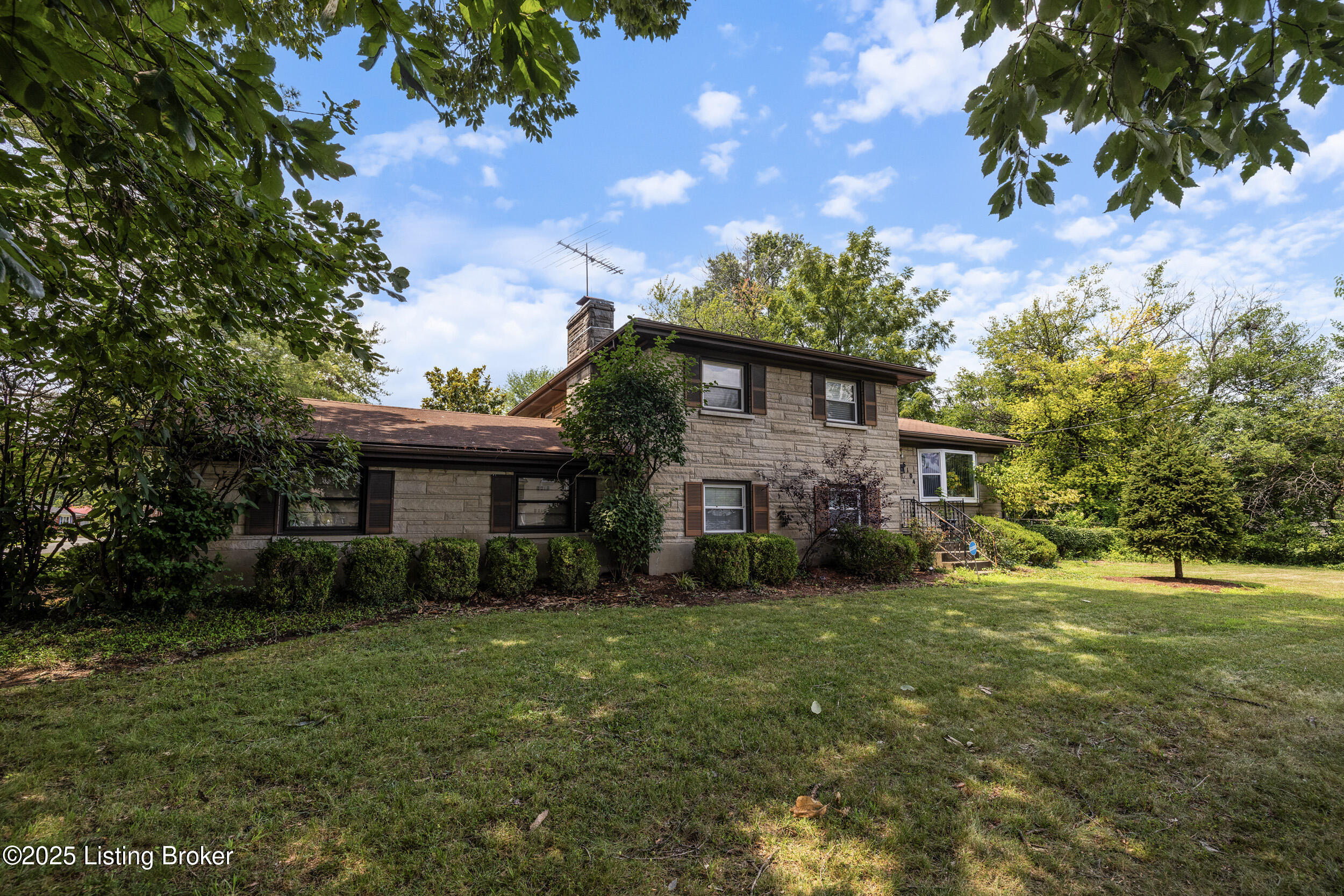 6104 Shadow Run Road Louisville, KY 40219 - Photo 2 of 34 3U8A9556