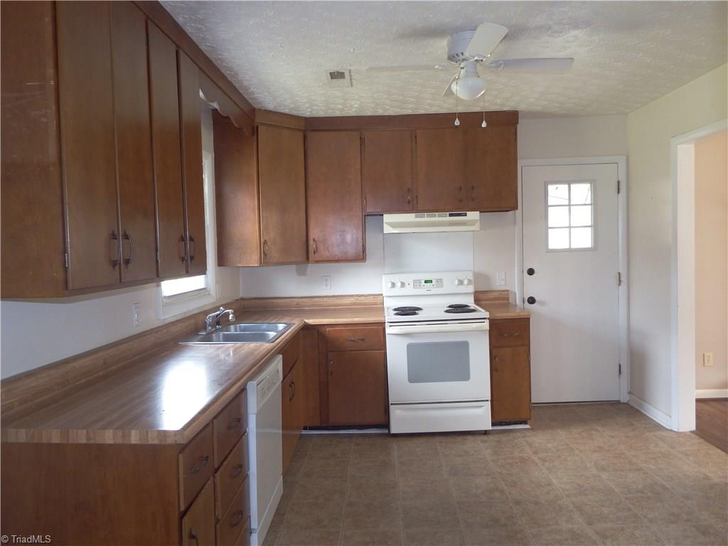 3235 Wide Country Road Pfafftown, NC 27040 - Photo 11 of 17 Eat-In Kitchen with 42" Cabinets & Open to Family Room