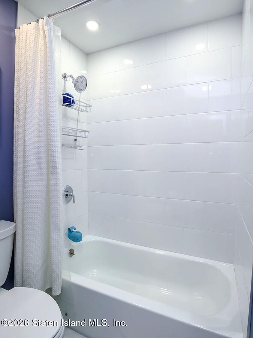 11 Firth Road Staten Island, NY 10314 - Photo 15 of 34 a bathroom with a bathtub and a toilet
