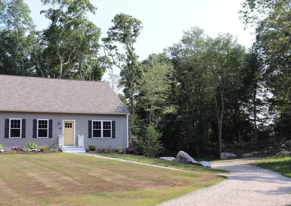 $3,100 | 35 Glendale Road, Unit 1, Tiverton, RI 02878