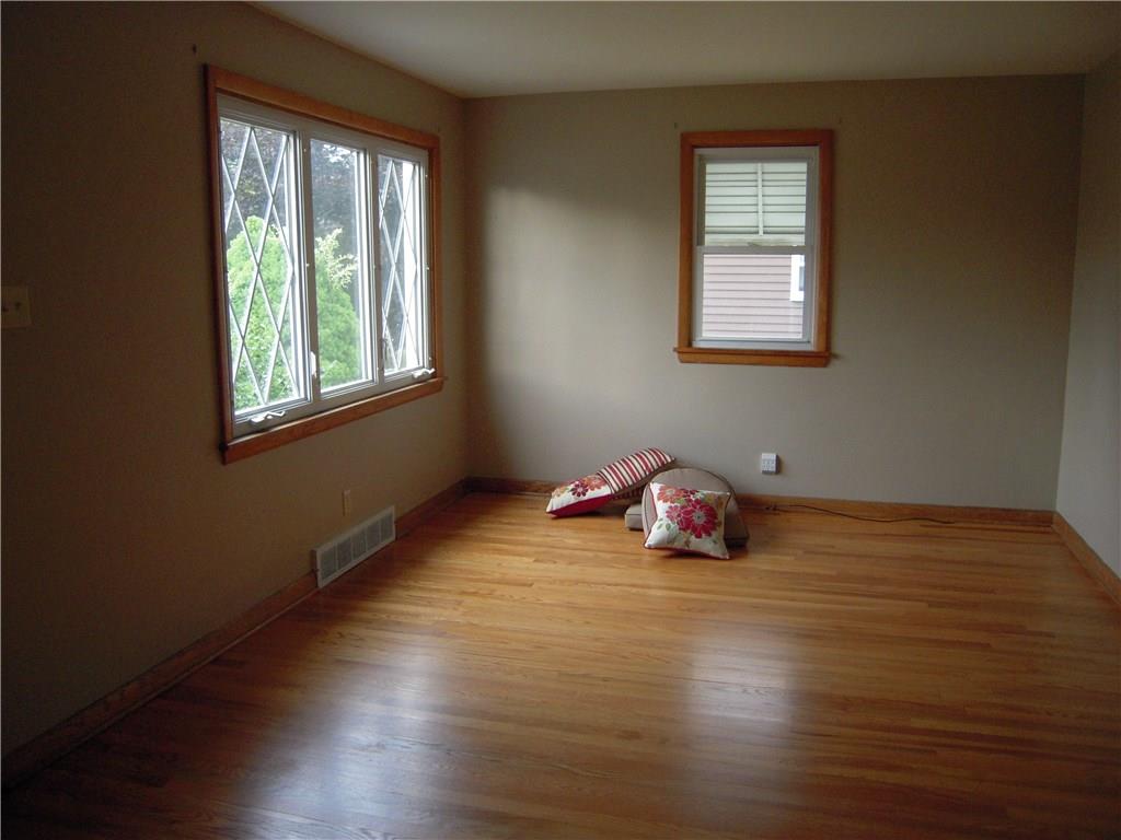 2420 Ruth Street New Castle, PA 16101 - Photo 10 of 18 Living Room