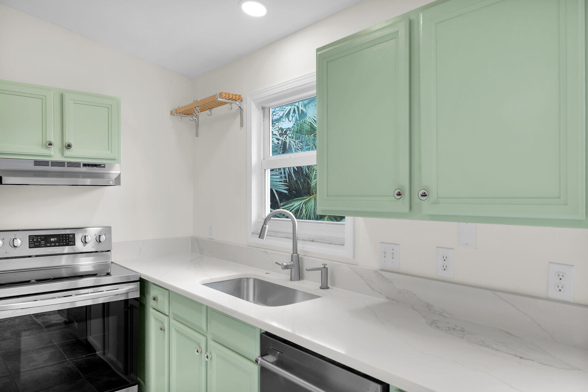 27018 Angelfish Road Summerland Key, FL 33042 - Photo 28 of 48 Modern Kitchen