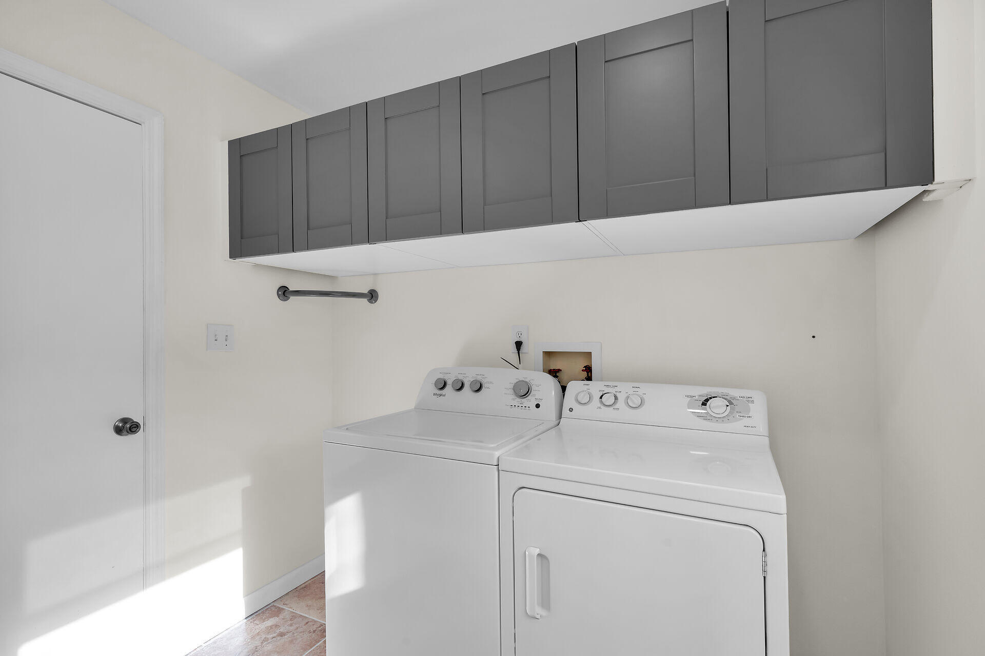 27018 Angelfish Road Summerland Key, FL 33042 - Photo 41 of 48 Laundry Area & Bathroom 2