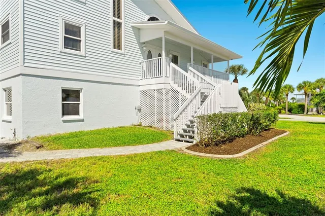a view of a house with backyard and garden