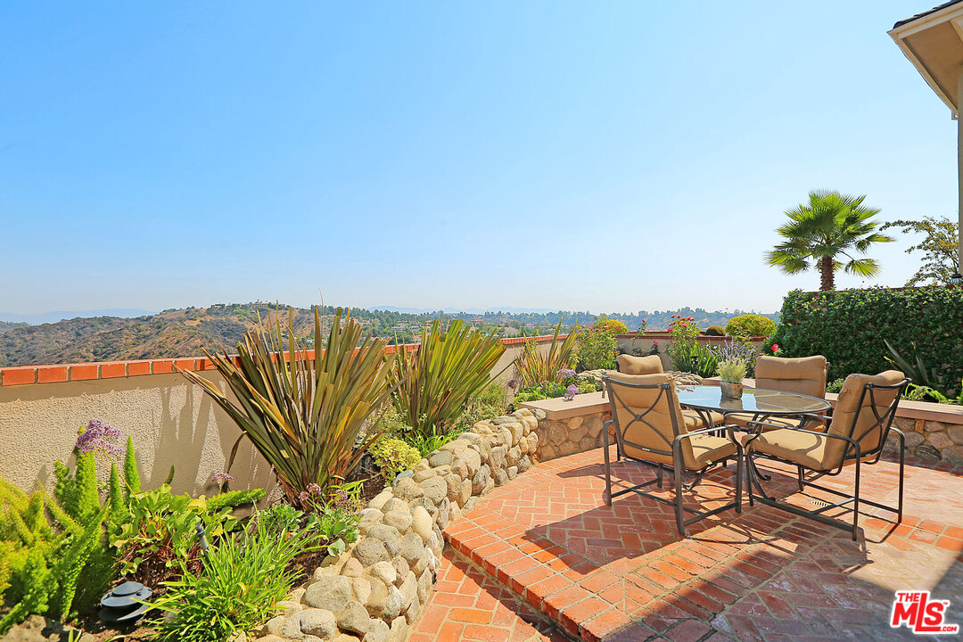 12329 Ridge Circle, Unit 20 Los Angeles, CA 90049 - Photo 11 of 39