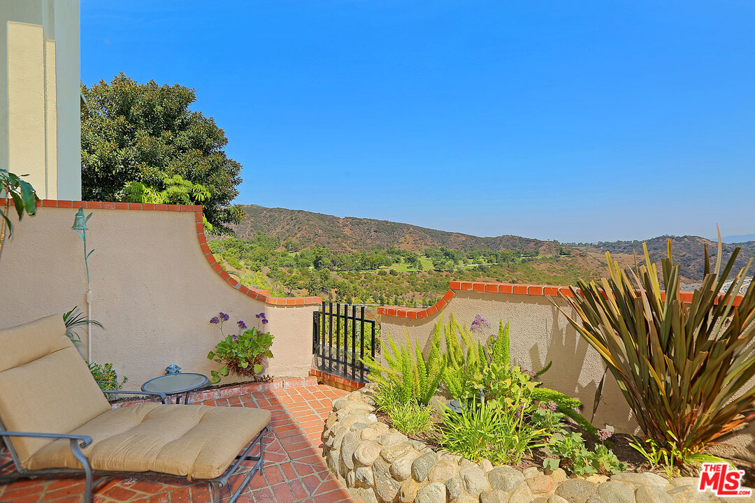 12329 Ridge Circle, Unit 20 Los Angeles, CA 90049 - Photo 12 of 39