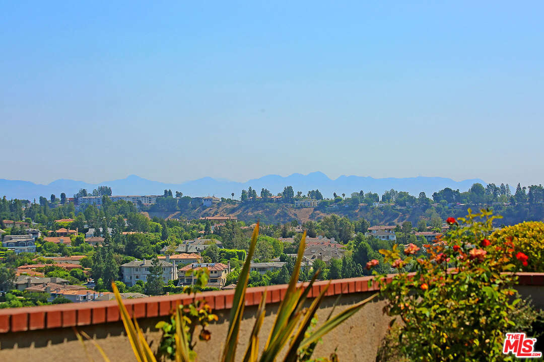 12329 Ridge Circle, Unit 20 Los Angeles, CA 90049 - Photo 14 of 39