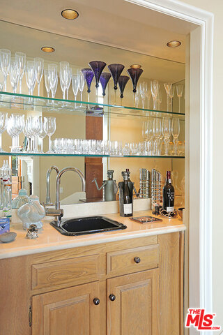 12329 Ridge Circle, Unit 20 Los Angeles, CA 90049 - Photo 16 of 39